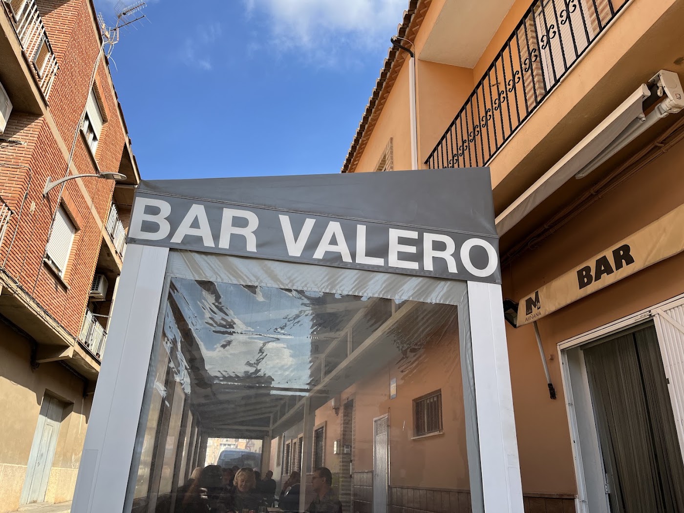Fachada del BAR Valero en la esquina del Carrer Guillermo Roch